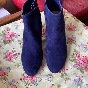Blue suede Via Spiga booties